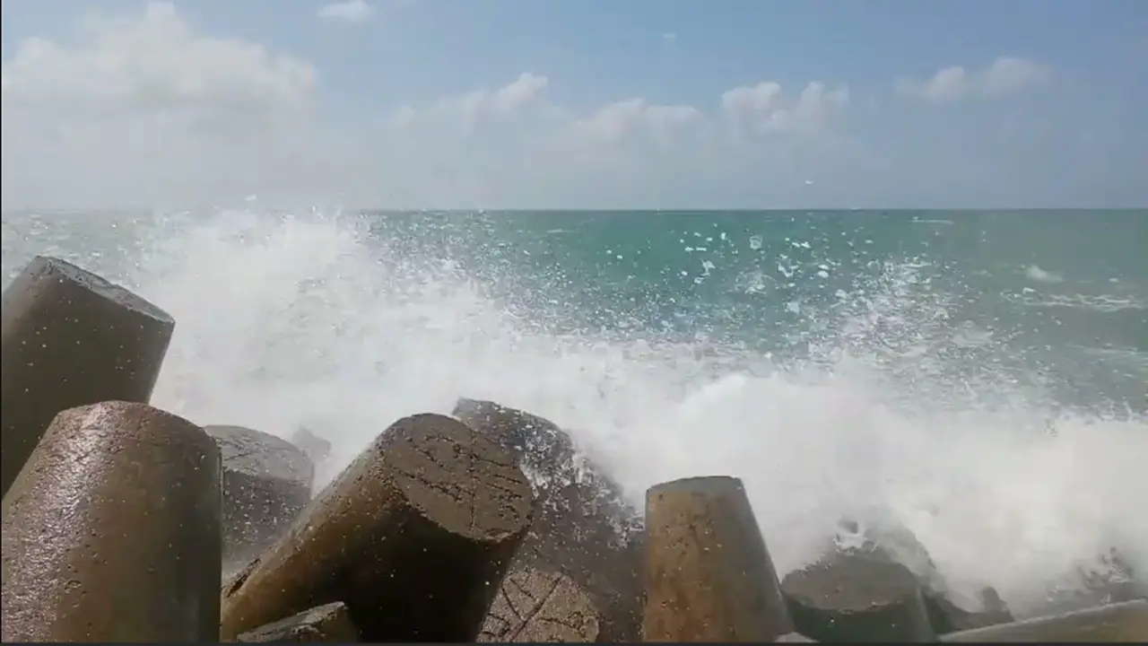 رياح قوية وأجواء غائمة تسيطر على سواحل المملكة خلال طقس الثلاثاء المرتقب